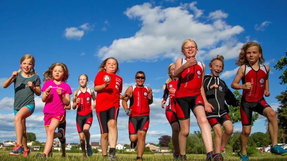 På språng är ungdomarna i Team Lewa sport.
