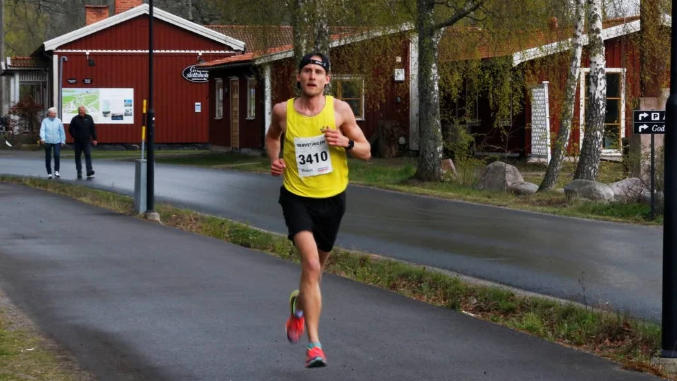 Fredrik Pettersson flög förbi konkurrenterna i överlägsen stil redan under det inledande varvet. Men en miss i loppets slutskede kostade honom segern.