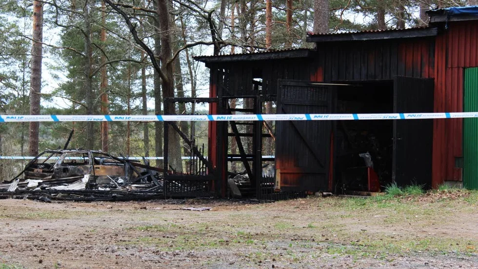 En bil blev totalförstörd i branden. Flera garage i längan gick inte att rädda.