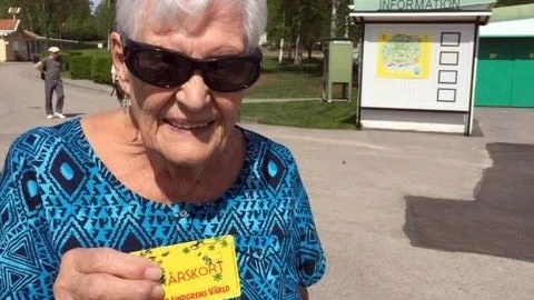 Sommaren blir roligare. Ulla-Britte Andersson, 84, har löst årskort till ALV och ser fram emot många upplevelser i parken.