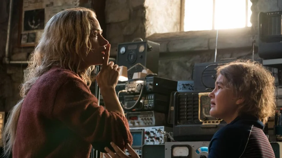 Vad två öron klarar. Emily Blunt spelar mamman och Millicent Simmonds spelar barnet i familjen som lever sitt liv i total tystnad. Oftast i alla fall.