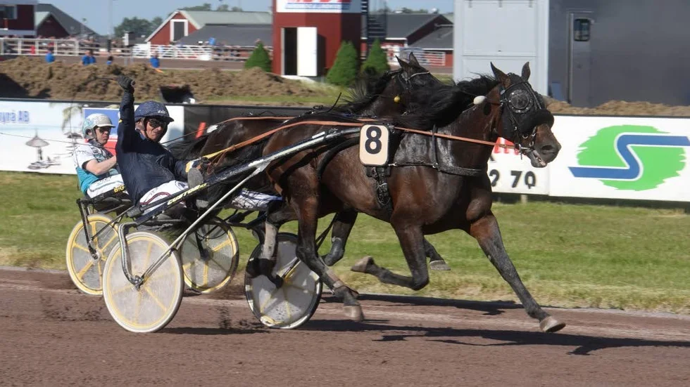 Ulf Eriksson bjöd på segergest efter segern med Milligan´s School i Östgötaloppet.