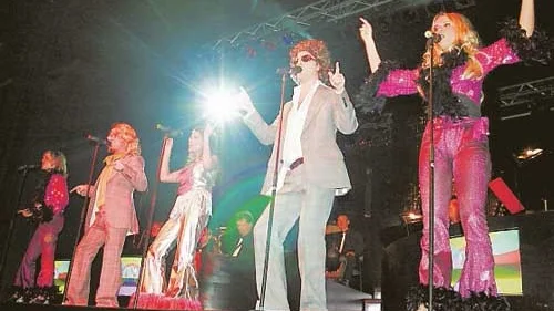 Andra halvan av cabarén inleddes med låtar ur musikalen Saturday night fever.