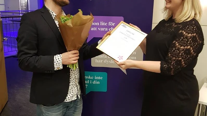 Gustav Södling prisades för sitt arbete med jämställdhetsfrågor. Här tillsammans med Visions verksamhetschef i Linköping, Jenny Petersson.