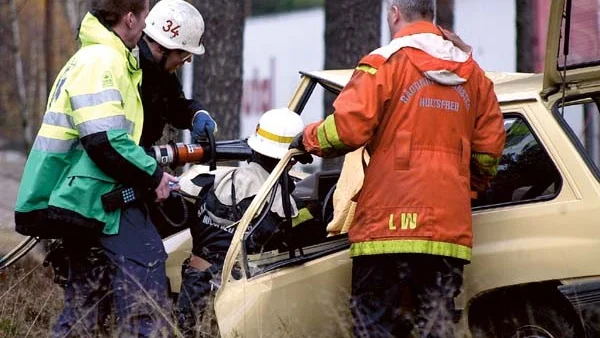 Räddningstjänsten tvingades klippa upp taket för att kunna hjälpa den fastklämda kvinnan ur bilvraket. Hon fördes till sjukhus med skador bland annat i benen.