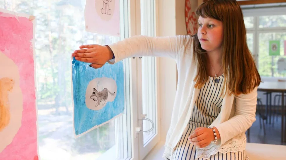 Thilda Jansson har målat av sitt favoritdjur, varg, och döpt den till Yla. "DE är både spännande och lite farliga", säger hon.