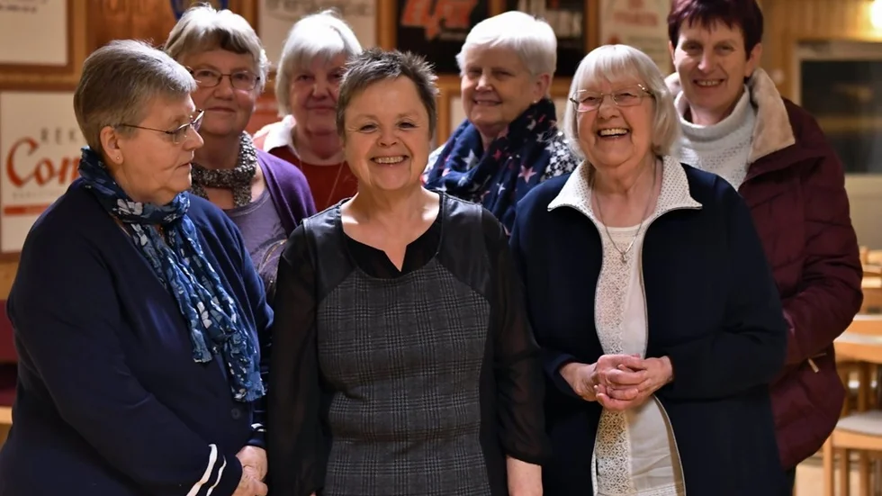 Här ses de flesta ur den allra sista styrelsen samlade, fr.v. Christina Karlsson sekreterare, Mona Kennefors kassör, Inga-Britt Engdahl ledamot, Ann-Britt Arvidsson ordförande Sigyn Karlsson ersättare, Britta Leijon vice ordförande och Ann Ankarberg ledamot. Foto: Bertil Andersson