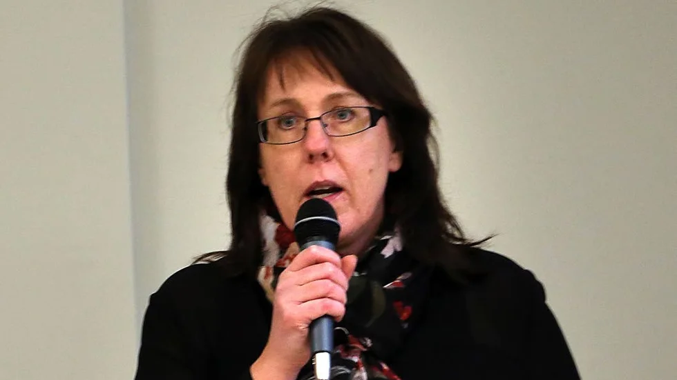 Anna Johansson (S) svarar tillsammans med Cecilia Burenby (S) på tidigare inlägg från Moderaternas Lars-Åke Pettersson.
