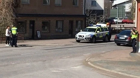 Polisen mäter hastigheten på fordon i centrala Virserum på torsdagen. Patrullerna har ofta mötts av glada tillrop också, och inte bara sura miner hos de som inte sköter sig. Foto: polisen