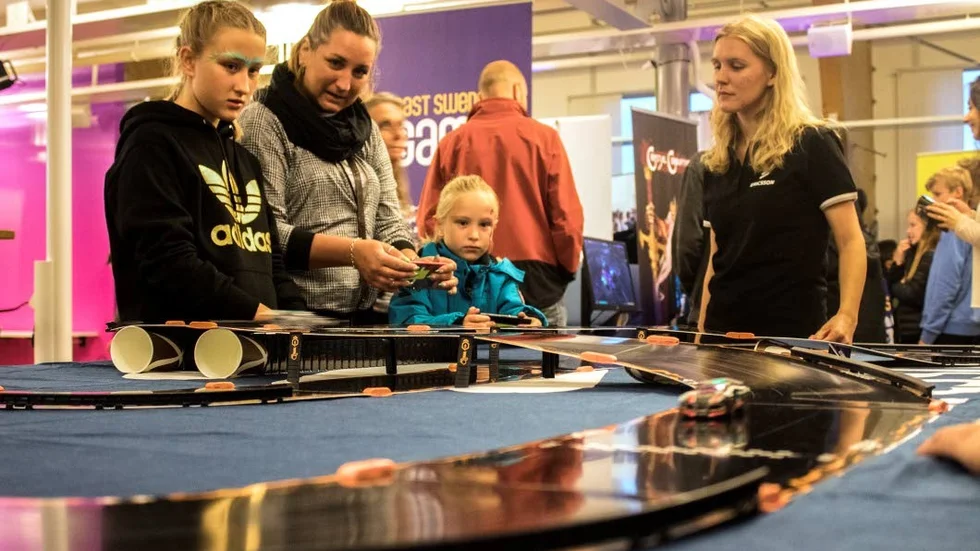 Felizia Gustafsson, Jenny Pettersson och Tea Johansson hade fullt fokus på loppet.