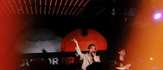 Bröderna fyller scenen med rockposer