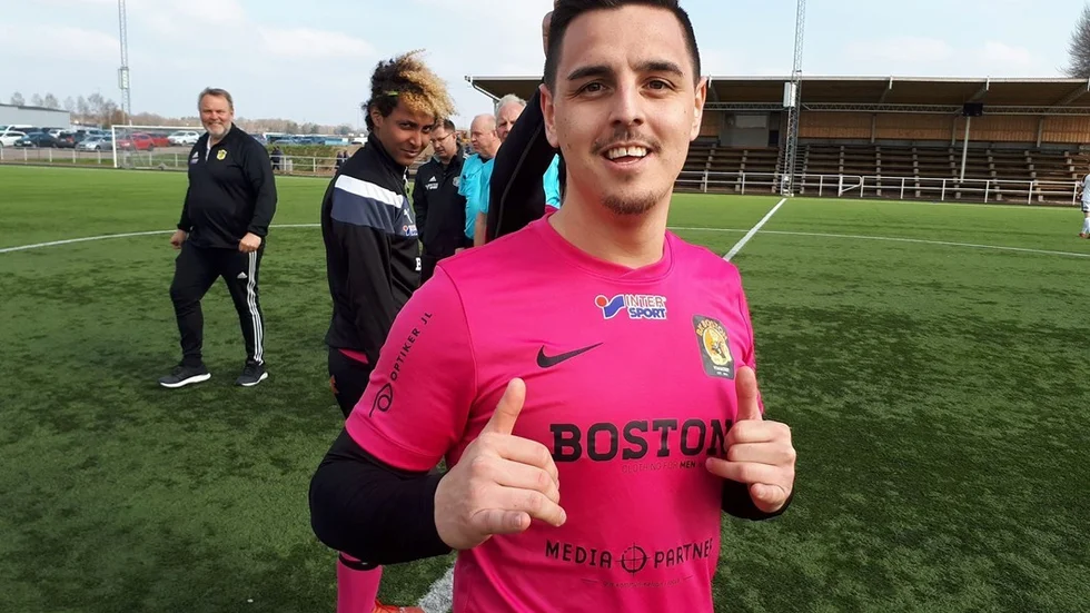 Rory Barraza sken ikapp med solen på Skobes Arena efter att ha avgjort derbyt mellan BK Boston och Vimmerby IF Akademi med matchens enda mål.