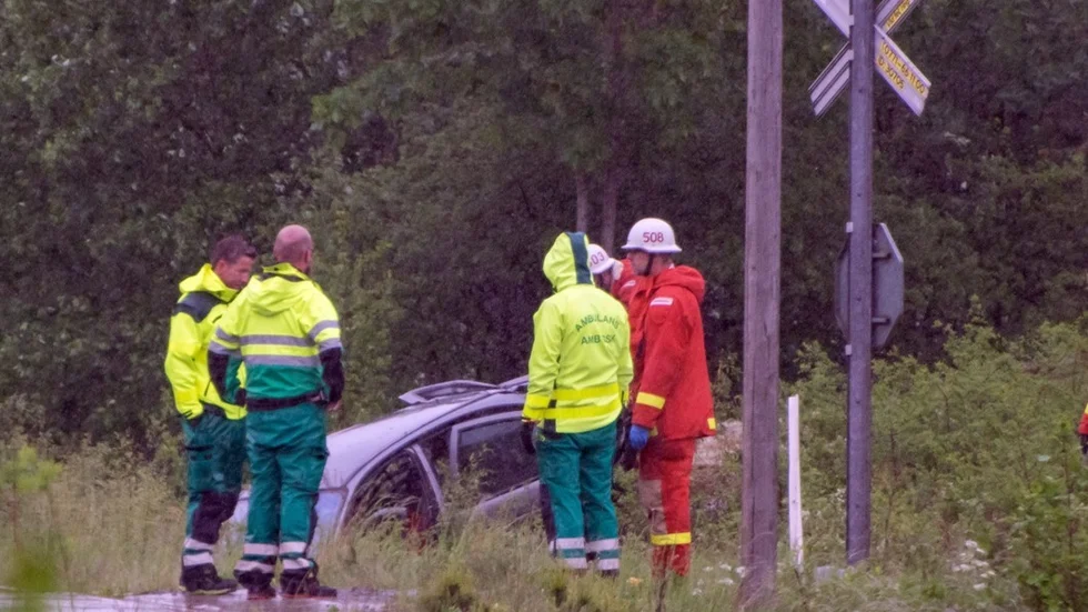 Tåget från Västervik körde idag på en personbil vid en obevakad järnvägsövergång i Överum.