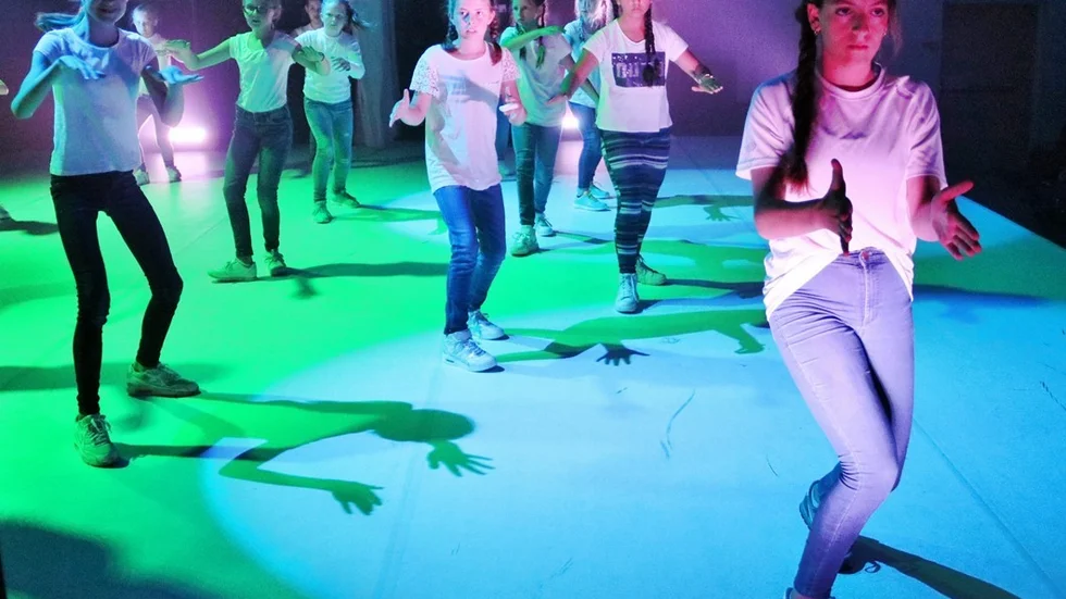 Publiken väntas en annorlunda show med ett 60-tal dansare i olika åldrar.