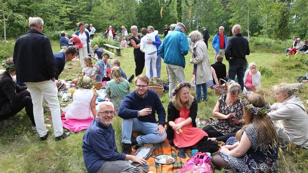 Fika på Kullen i Pelarne med Midsommarfirandet.