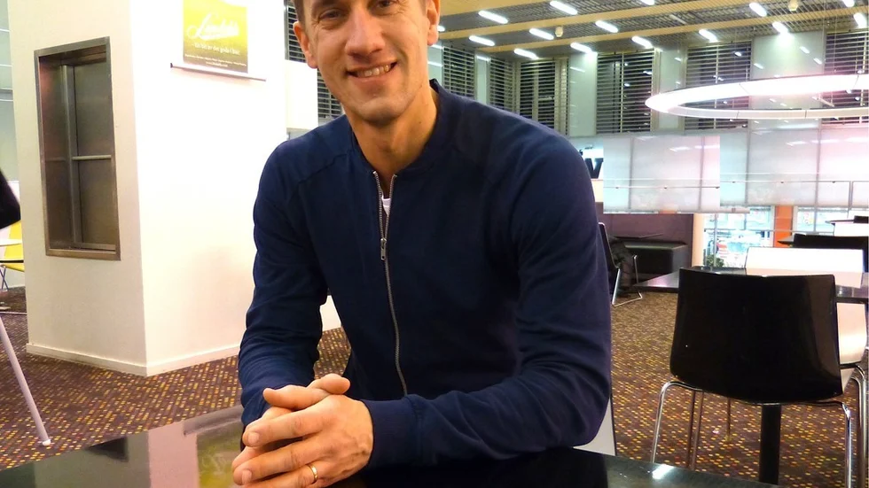 Martin Karlsson är idrottslärare i Norrköping och har nyligen fått priset Let´s create för sina insatser i att få unga att röra sig mer. Här på ett kafé i Mirum pågår studiestöd till elever som Martin också är inblandad i. Foto: Leif Larsson