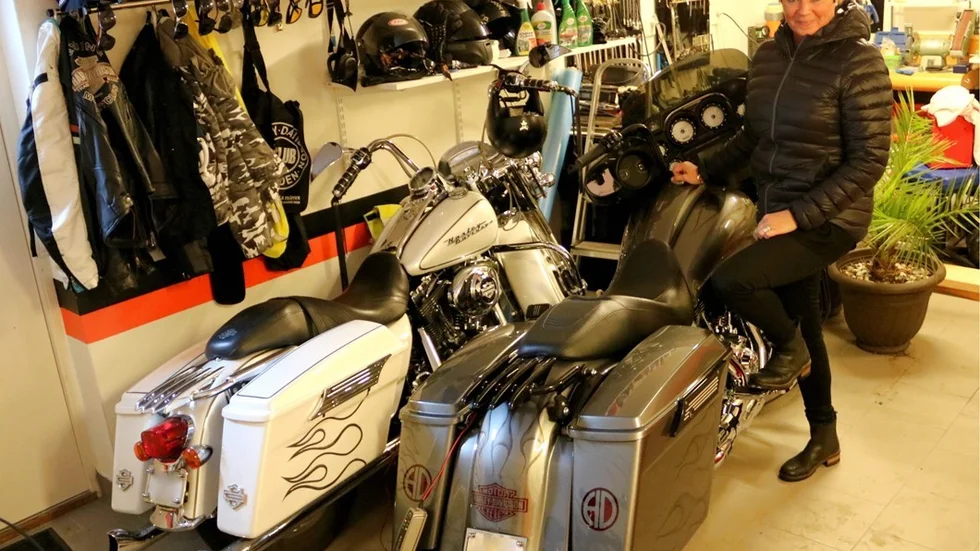 Här står två Harley Davidsons i garaget och väntar på våren.