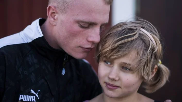 Kimmie har ett mycket nära band till sin lillasyster Sara i ”Goliat”, vilket gör det svårt för honom att bryta med familjen.