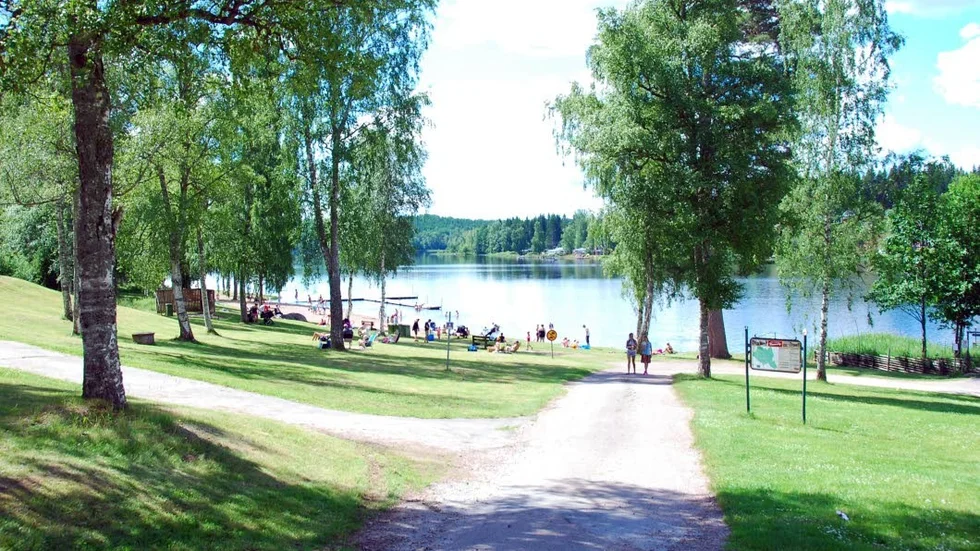 Flera personer misstänks ha blivit sjuka efter att ha badat vid Nossen. Men nya prover visar att vattnet är fullt tjänligt.