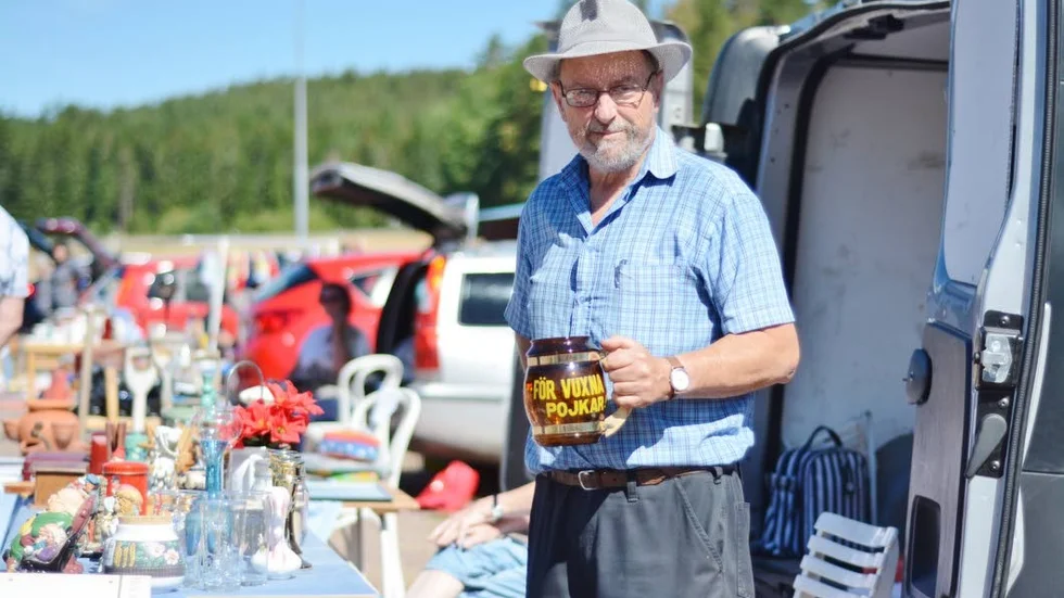 Kisabon Göran Nilsson har massvis av saker hemma och passade därför på öppna upp sin baklucka vid Bergavallen.