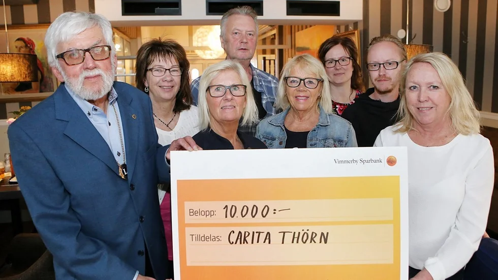 Christer Eckerström överlämnar symboliskt 10 000 kronor till Carita Thörn. Foto: Roelof Stroetinga