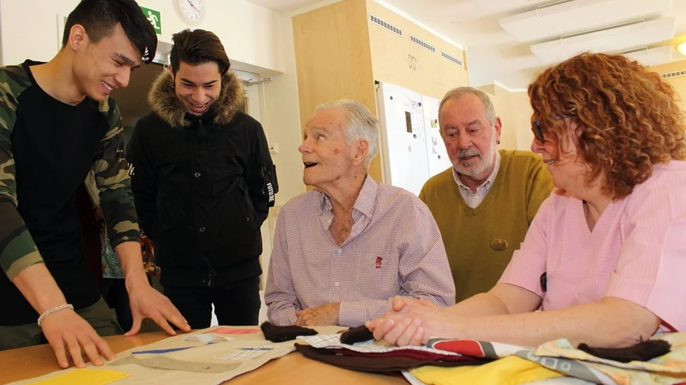 Arne Jonsson har just testat sin upplevelseduk och visar tydligt mot Ali Alizada och Josef Ameri vad han tycker om gåvan. På bilden också Rotarys Klaus-W Konze och Marguerite Berglund på Hemgården.