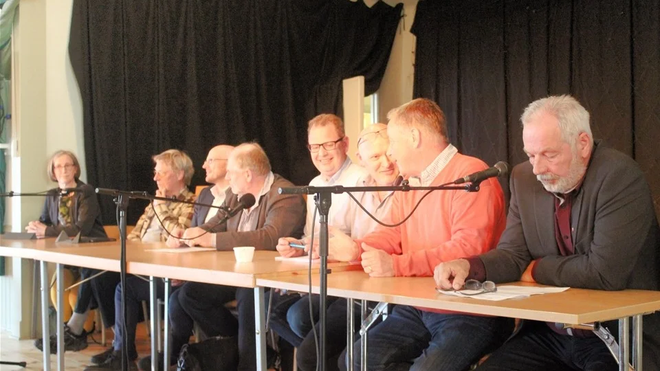 Politiker på plats i Höganlid. Fr v Lena Käcker Johansson (KD), Björn Morell (V), Christian Nordin Olsson (SD), Anders Ljung (C), Lars Karlsson (L), Pierre Ländell (LPo), Björn Hoflund (M) och Hans Måhagen (S). Foto: Lars-Göran Bexell