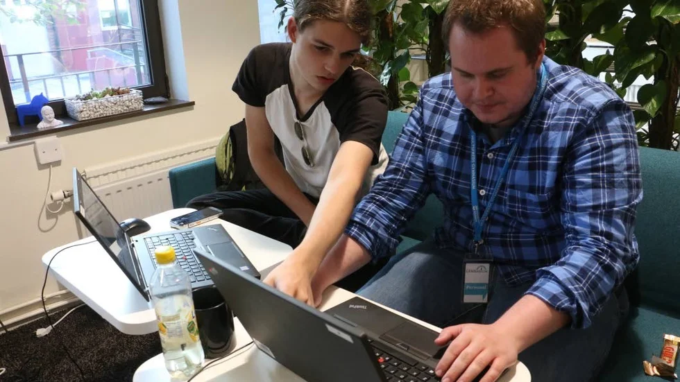 Jannis Reichenberger visar Rickard Jonsson hur man går tillväga för att återskapa en kaffeförsäljare.