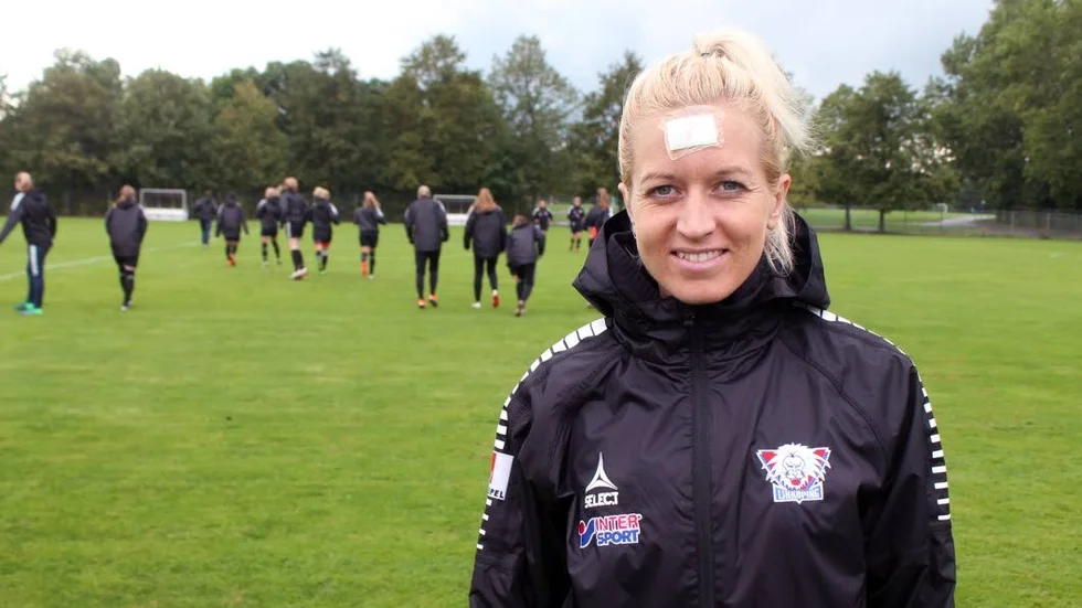 Med limmad panna och efter en lättare hjärnskakning bestämdes det på måndagen att Janni Arnth får stanna hemma från LFC:s Ukrainaäventyr. Arnth siktar på spel mot Rosengård på söndag i stället.