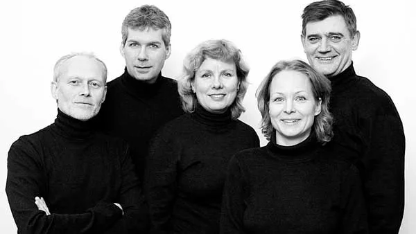 Greger Lindquist, Bengt Dahlberg, Li Brådhe, Katrin Melin och Hans Henriksson i nutidsdramat "I ekens skugga", som bland annat spelas i Oskarshamn, Jönköping, Eksjö och Kalmar.