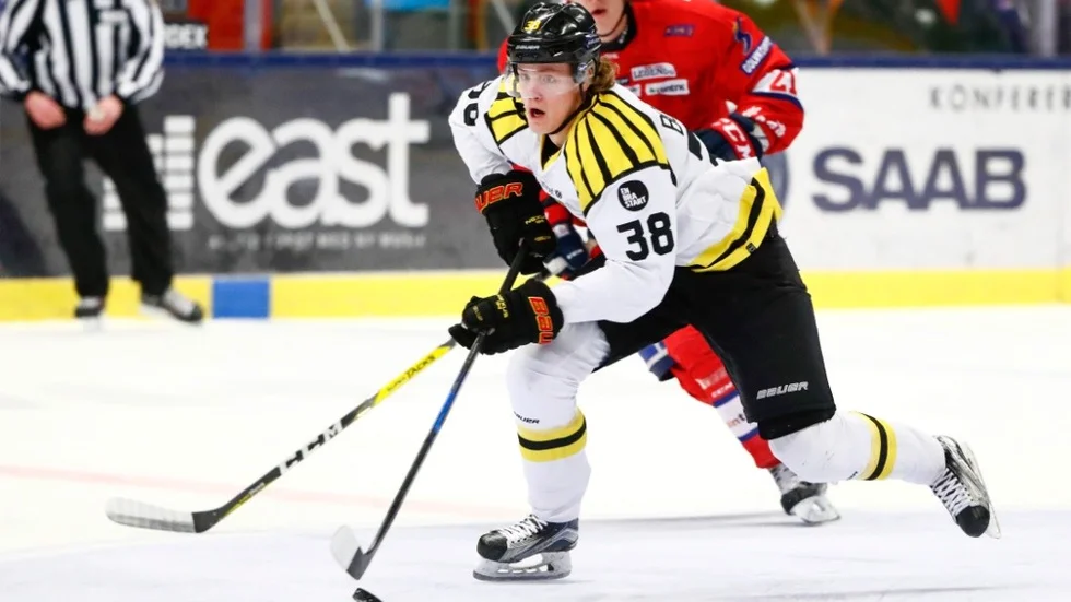 LINKÖPING 20170318 Brynäs Jesper Boqvist forsar fram i lördagens kvartsfinal 1 i bäst av 7 mellan Linköping HC och Brynäs IF i Saab Arena. Foto: Stefan Jerrevång / TT / Kod 60160
