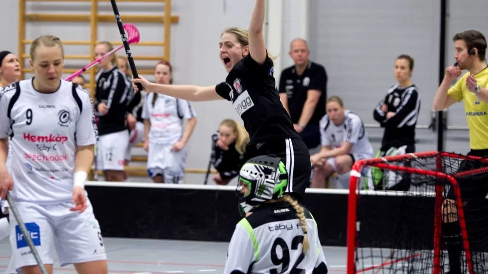 Caroline Hansen satte 6-5 på övertid och gav Libk extrapoängen mot Täby. Nu har laget säkrat nytt kontrakt och siktar mot slutspel.