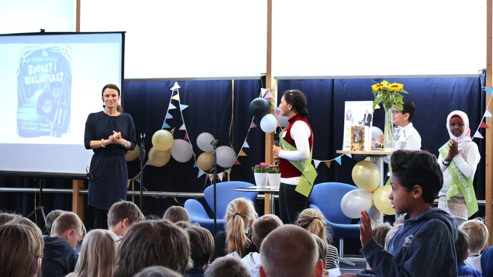 Författarbesök. Katarina Genar trivs med att möta unga läsare. Flera dagar i veckan besöker hon skolor och bibliotek runt om i landet.