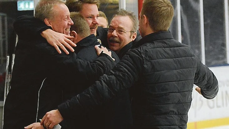 Kramkalas. Tränarparet Daniel Eriksson och Michael Larsson delade sin glädje direkt med övriga ledare när platsen till Allettan säkrades i Helsingborg. Foto: Torbjörn Allvin
