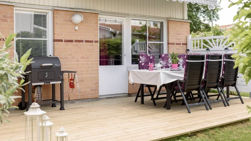 Plats för middagar. Det stora trädäcket har plats för många gäster.