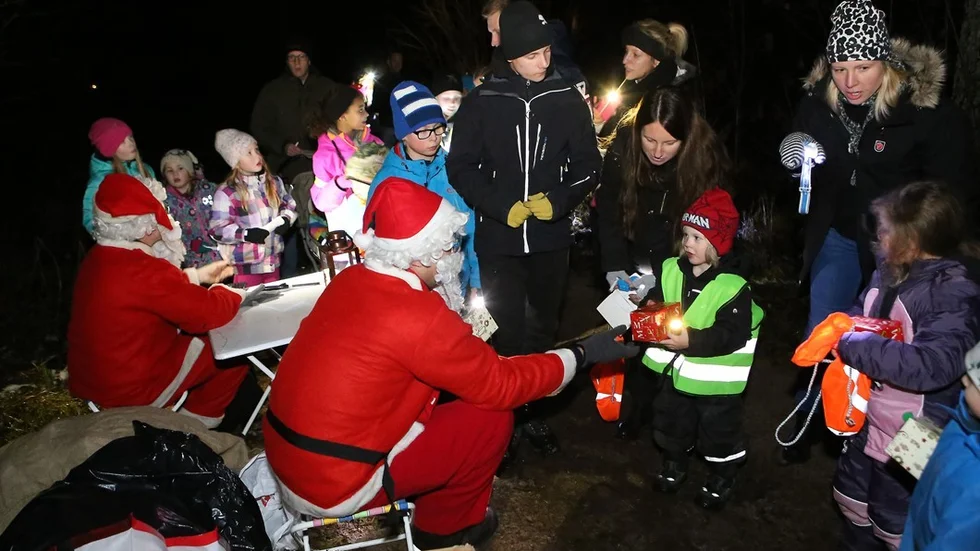 Två tomtar delade ut paket till alla barnen som kom förbi. Det gick åt. Foto: Roelof Stroetinga