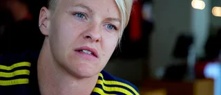 Hon auktionerar ut sin matchtröja