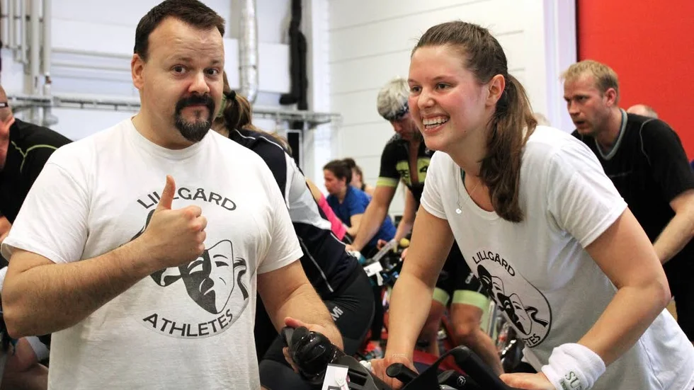 Jens Svensson är lagledare för Lillgård Athletes. Här hejar han på lagkamraten Hanna Matsson, en föredetta elev till honom som i dag jobbar på skolan.