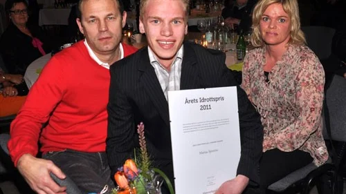 Årets Idrottspris gick till Mathias Sjöström här tillsammans med föräldrarna Cecilia och Mikael.