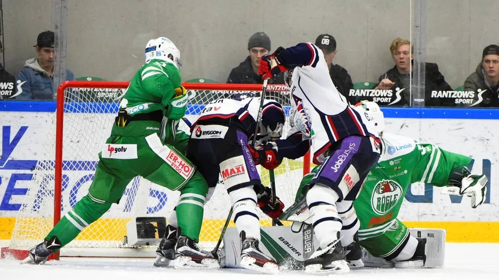 Målet. Jakob Lilja, mitt i högen, trycker in 2–2 mot Rögle.