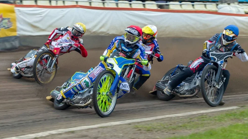 Jonas Davidsson vann sitt första heat efter en bra start och tappade bara två poäng på hela kvällen.