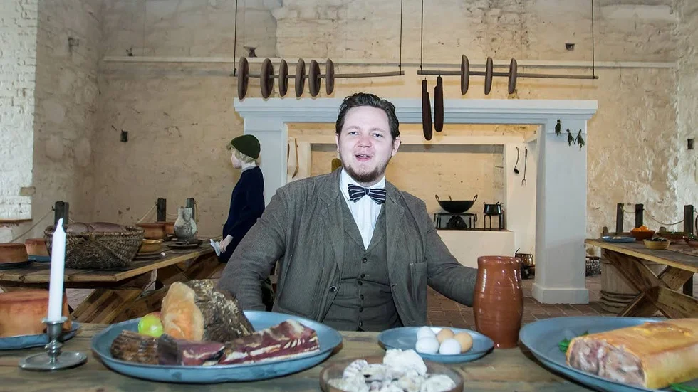 Så här ser den nya utställningen i Herreköket ut. Vadstena slotts platschef Tom Andersson tycker att den är tacksam att få visa upp.