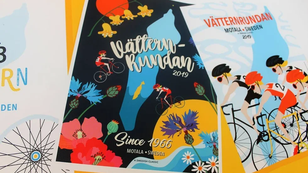 Postern i mitten innehåller många symboliska motiv, exempelvis Östergötlands landskapsblomma och Vätterns vågor.
