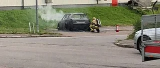 Bil stod i lågor