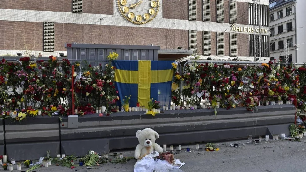 Blommor utanför Åhléns efter terrorattacken i Stockholm den 7 april 2017.