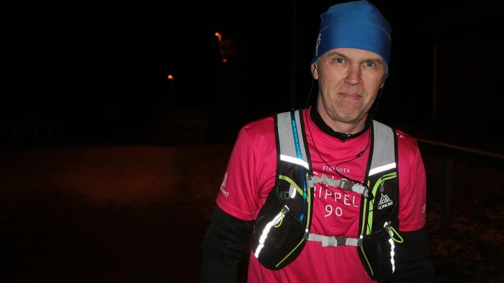 Snön föll på måndagen. Mikael Fyrstedt kan tänka sig både löpning och skidåkning. I år klarade han Vasaloppet på tre olika färdsätt.