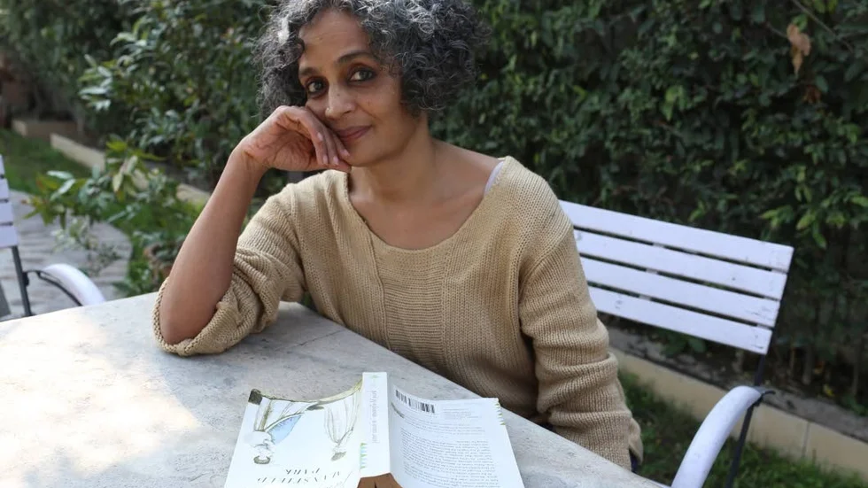 Arundhati Roy, född 1959, bor i New Delhi. Hon är starkt engagerad i miljö- och samhällsfrågor och har skrivit flera fackböcker.