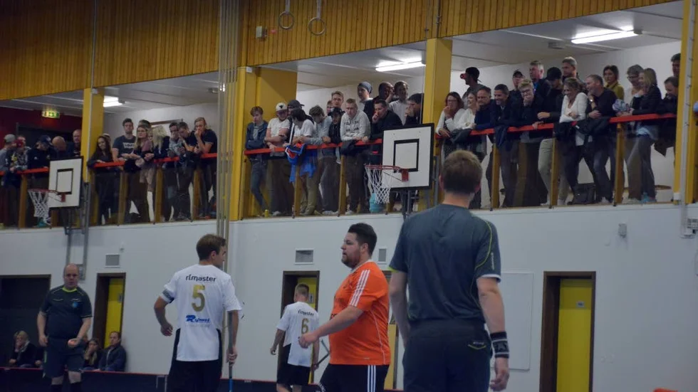 Åsundahallen i Rimforsa tar bara in 200 personer. 44 av platserna i seriefinalen har tilldelats Solfjäderstaden.
