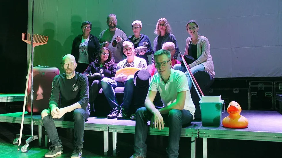 Här är gänget som jobbat med årets lokalrevy. Från vänster: Annica Qvarfordth, Glenn Qvarfordth, Maggan Nyström, Cecilia Nyström, Sofia Gustavsson, Jorgie Flordin, Mikaela Svahn, Andreas Johansson, Jörgen Nyström och Tobias Nyström.