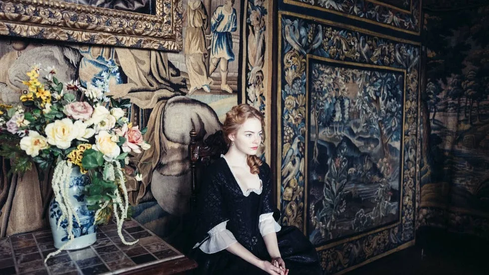 Den unga söta Abigail (Emma Stone) dyker upp vid hovet och jobbar sig upp från piga till drottningens hovdam i ”The favourite”.
